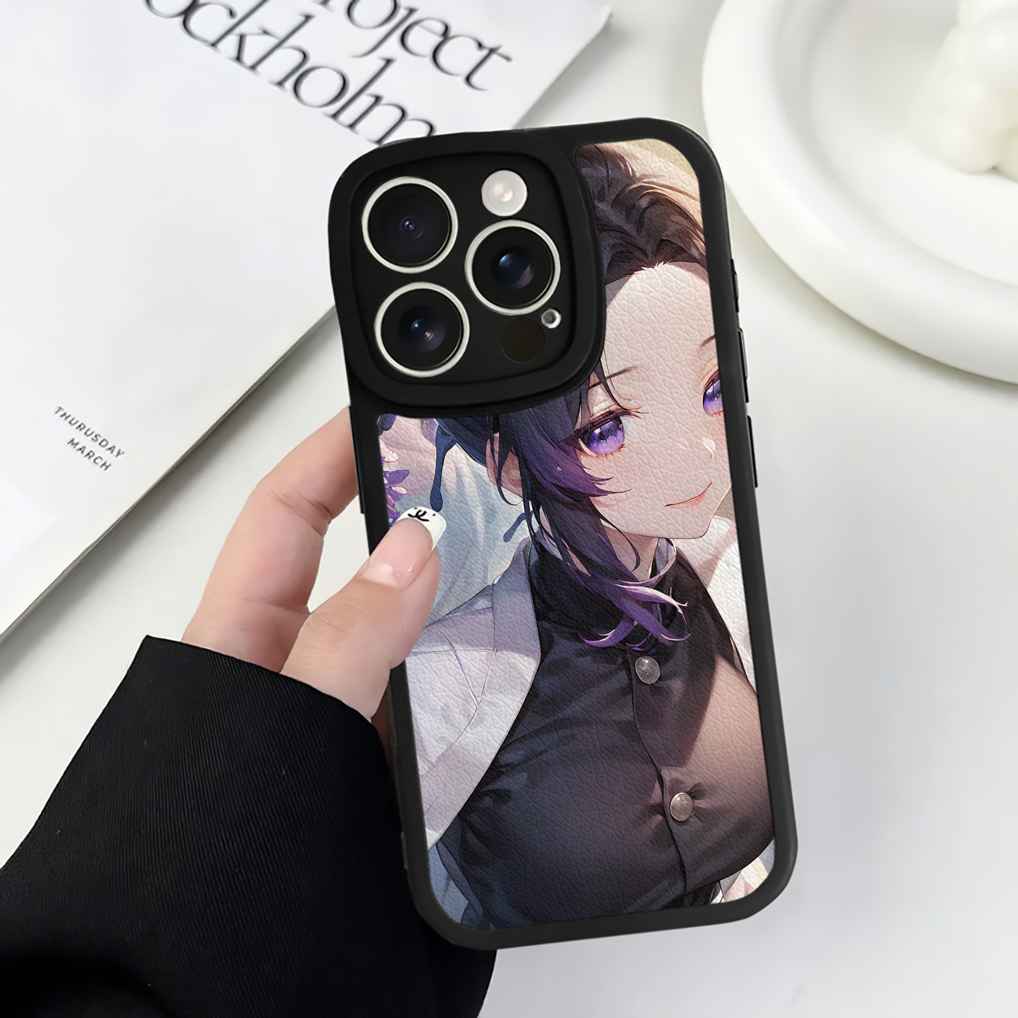 （画像用） 鬼滅の刃（きめつのやいば）蟲柱-胡蝶 しのぶ／こちょう しのぶ Kochou Shinobu 【iPhone 16シリーズ対応】シリコンスマホケース（レザー調） 材質：シリコン